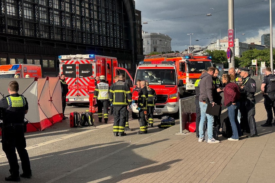 Egy nő embereket késelt meg a hamburgi pályaudvaron