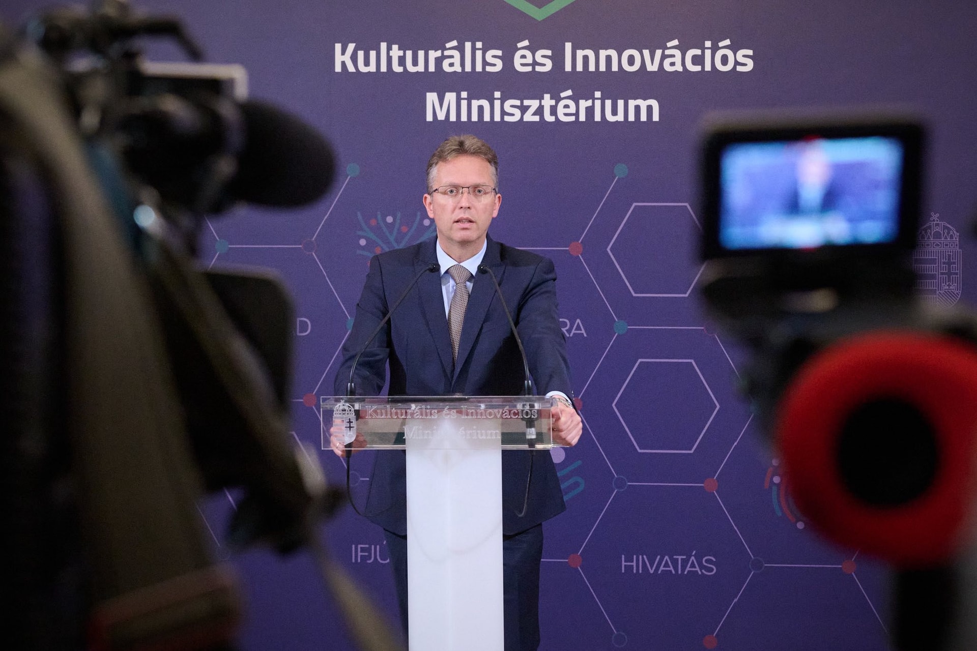 A kormány igent mond a magyar családokra
