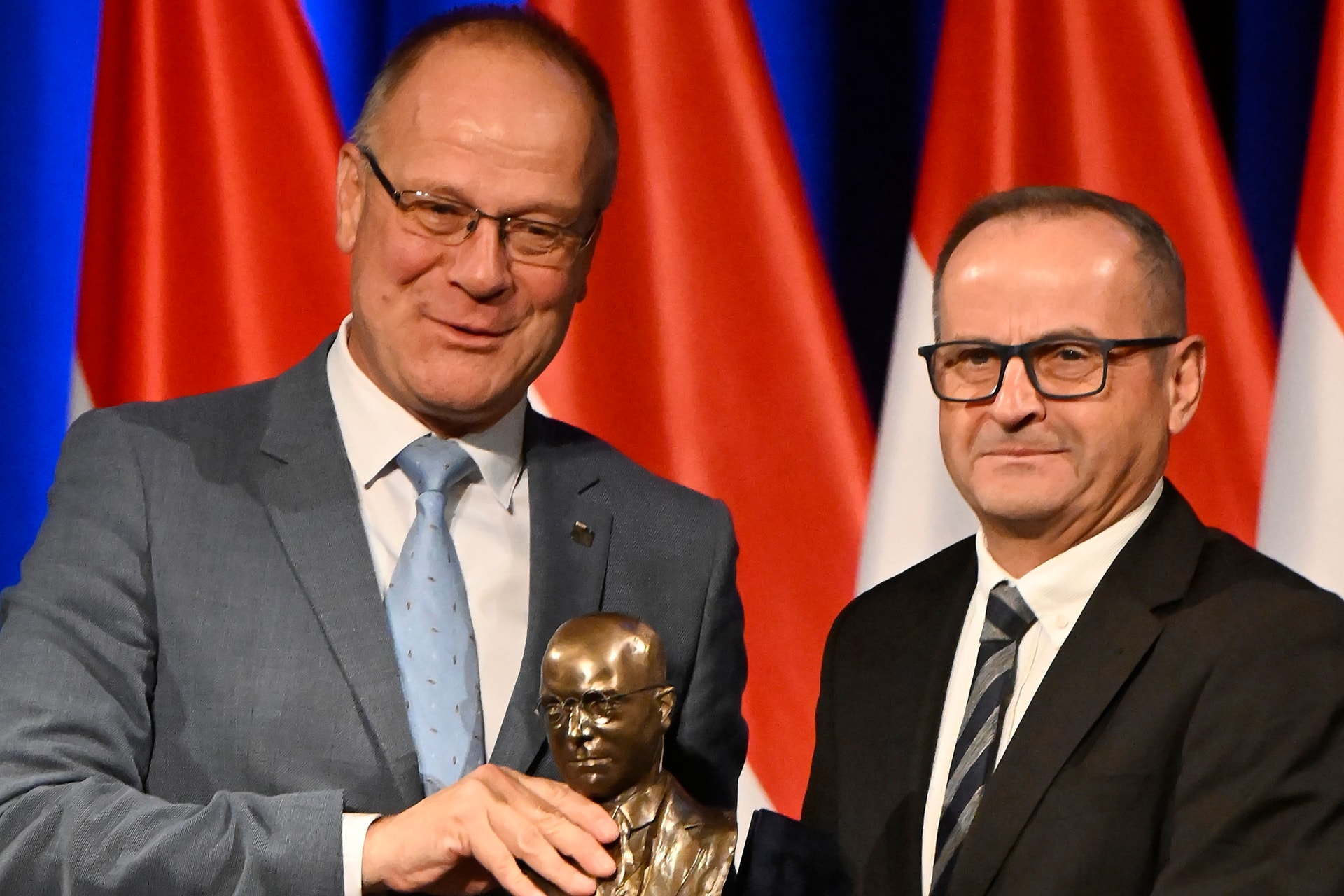 A közigazgatásban dolgozók egy családot alkotnak
