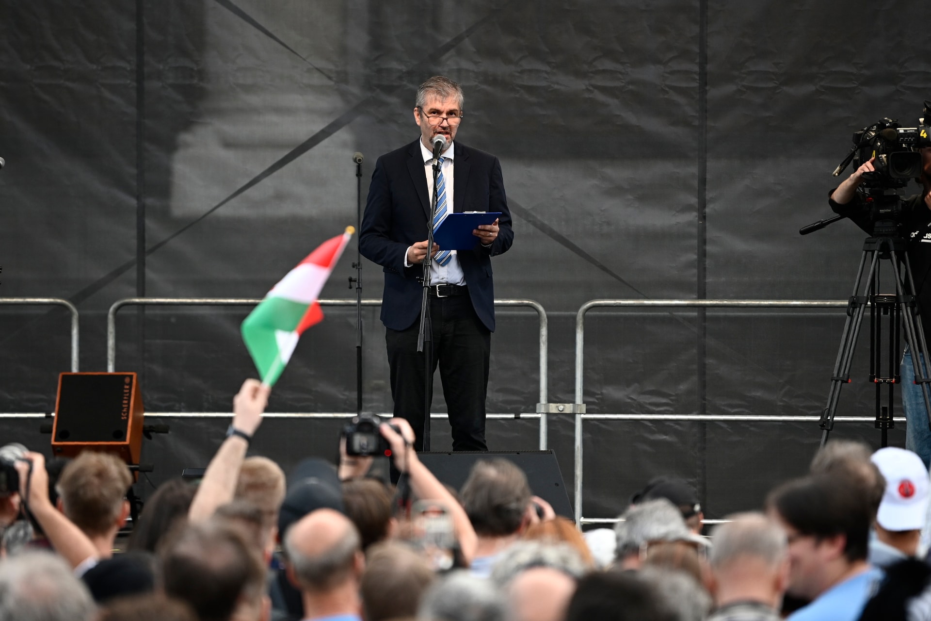 „Pár száz lézengő ember”