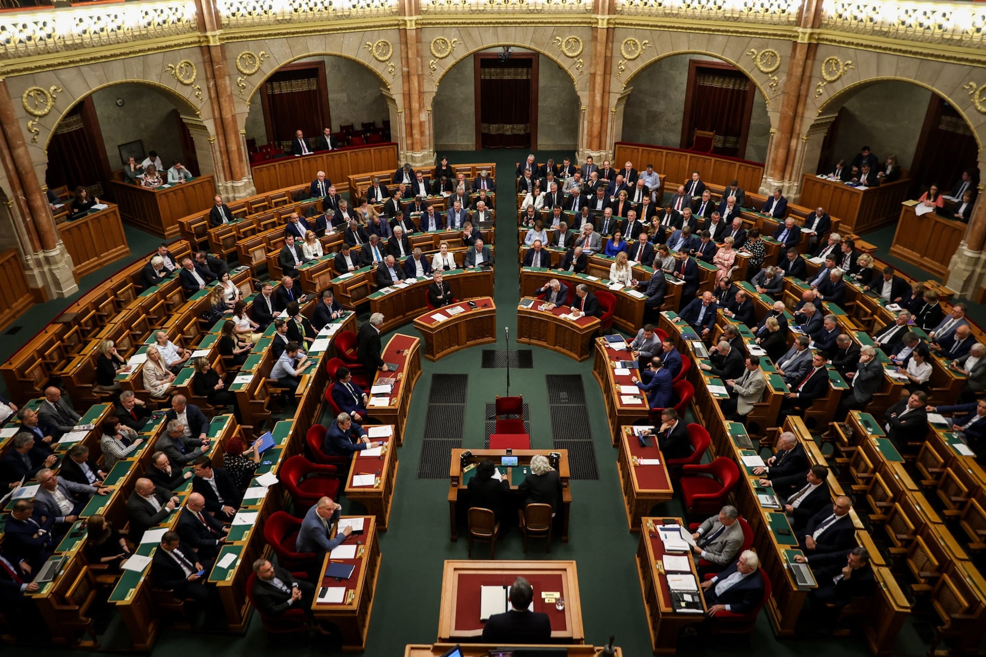 Országgyűlés: napirenden a tizennegyedik havi nyugdíj bevezetése