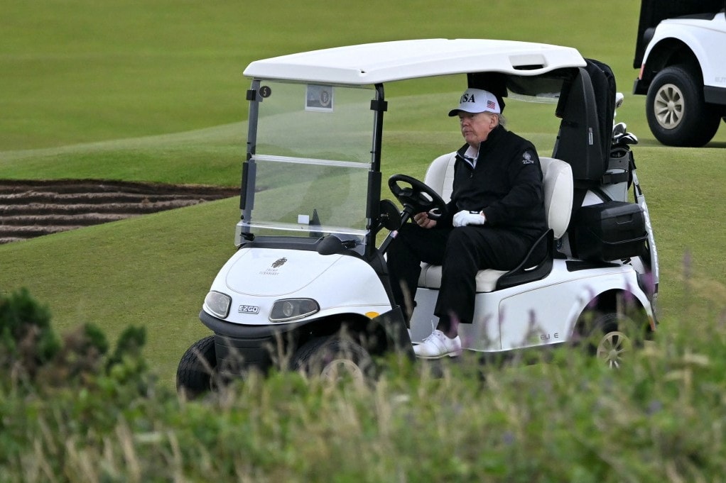 Trump követi a pápát