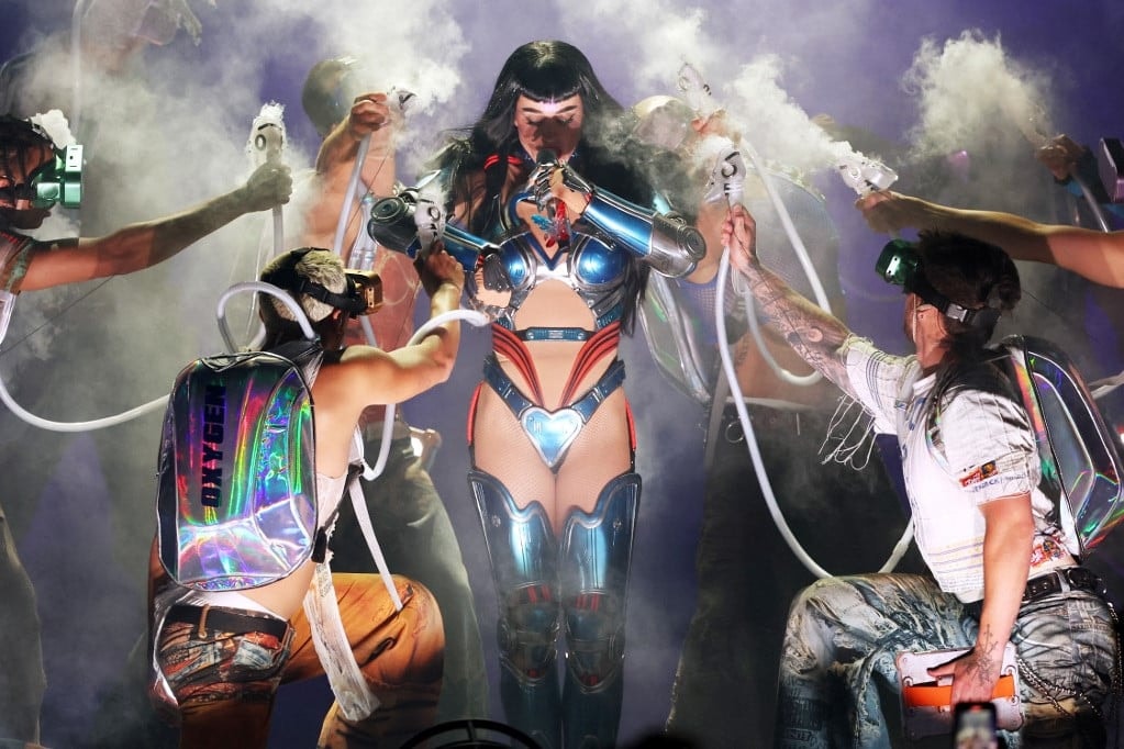 Katy Perry csak hajszál híján kerülte el, hogy lezuhanjon a levegőből San Franciscóban - Videón a drámai pillanat