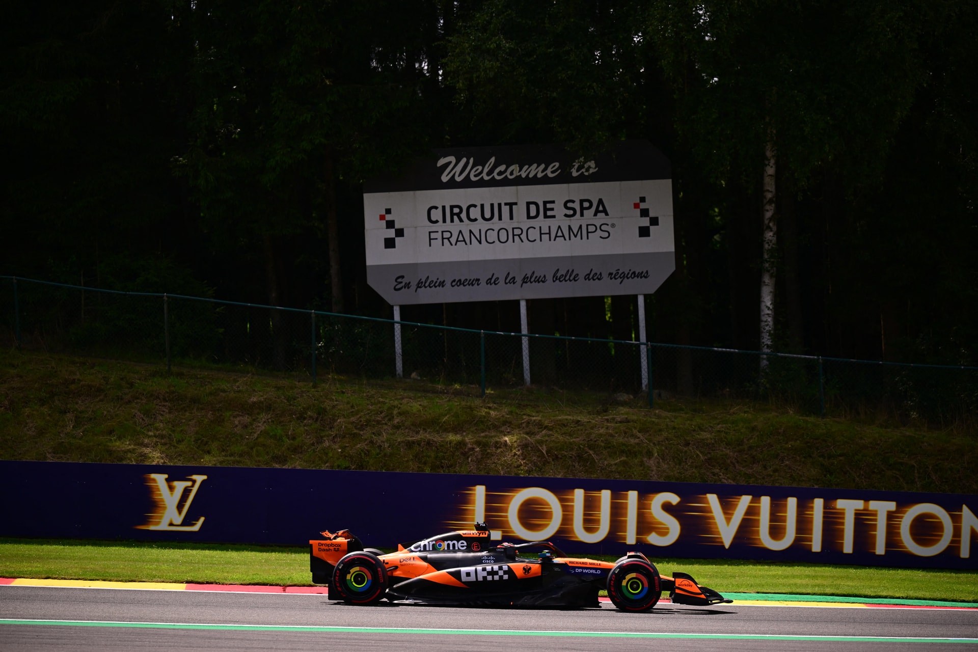 McLaren szendvicsben Verstappen