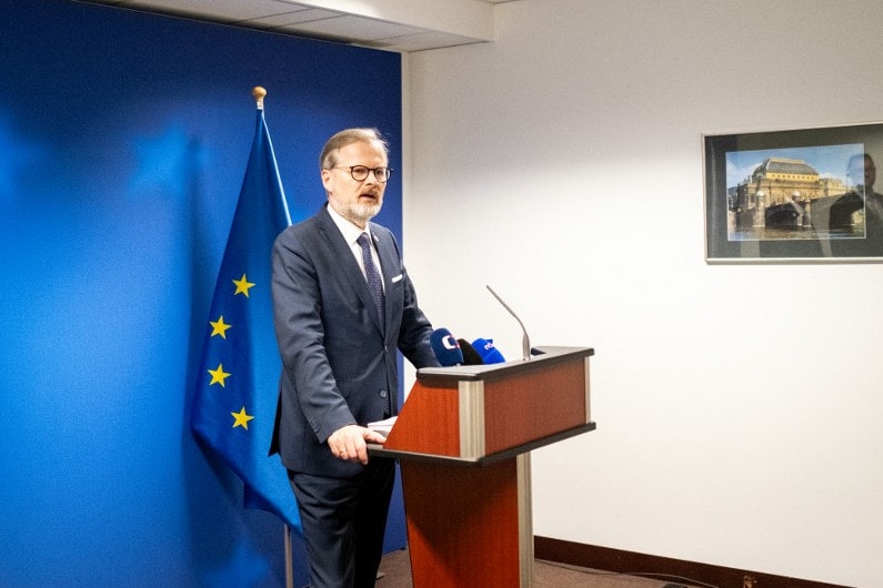 A cseh kormányfő egy negatív forgatókönyvre figyelmeztet