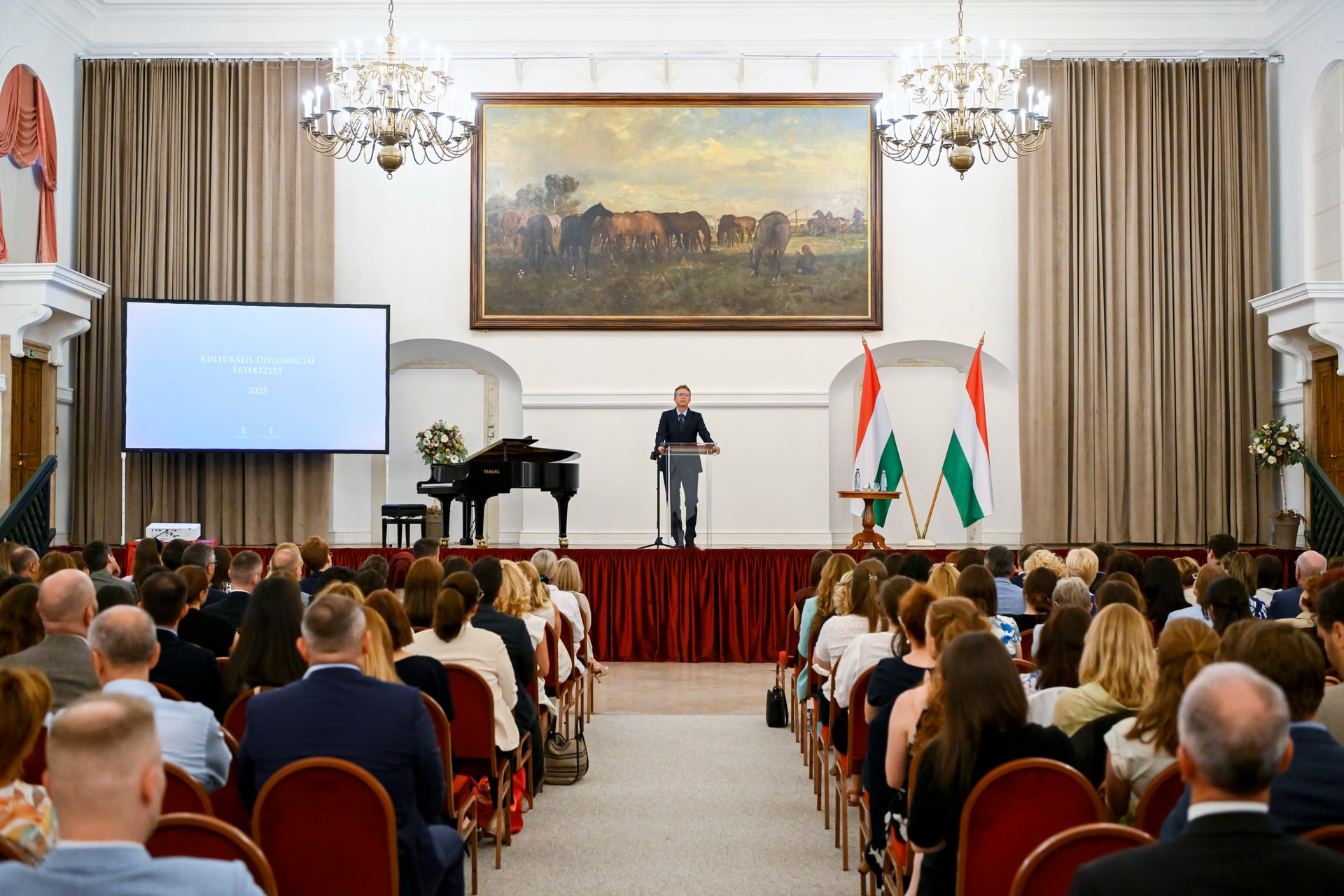 „A magyar kultúra feladata a normalitás szigetének maradni”