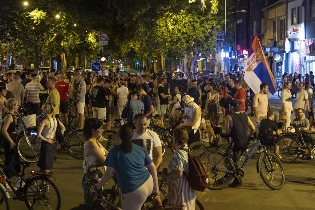 Gumibotozás, könnygáz és sokkológránátok a szerbiai városok utcáin