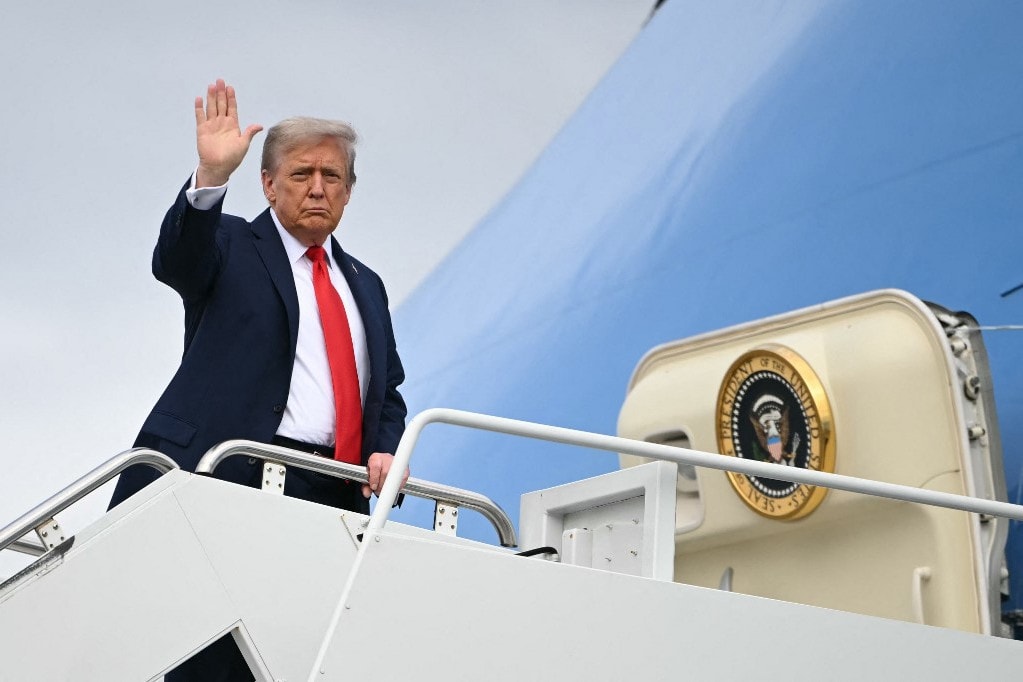 Szó szerint királyi fogadtatásban lesz része Donald Trumpnak