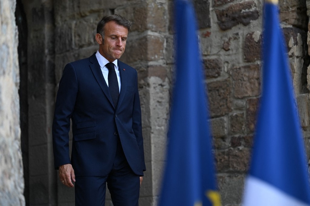 Egyre többen követelik Macron távozását