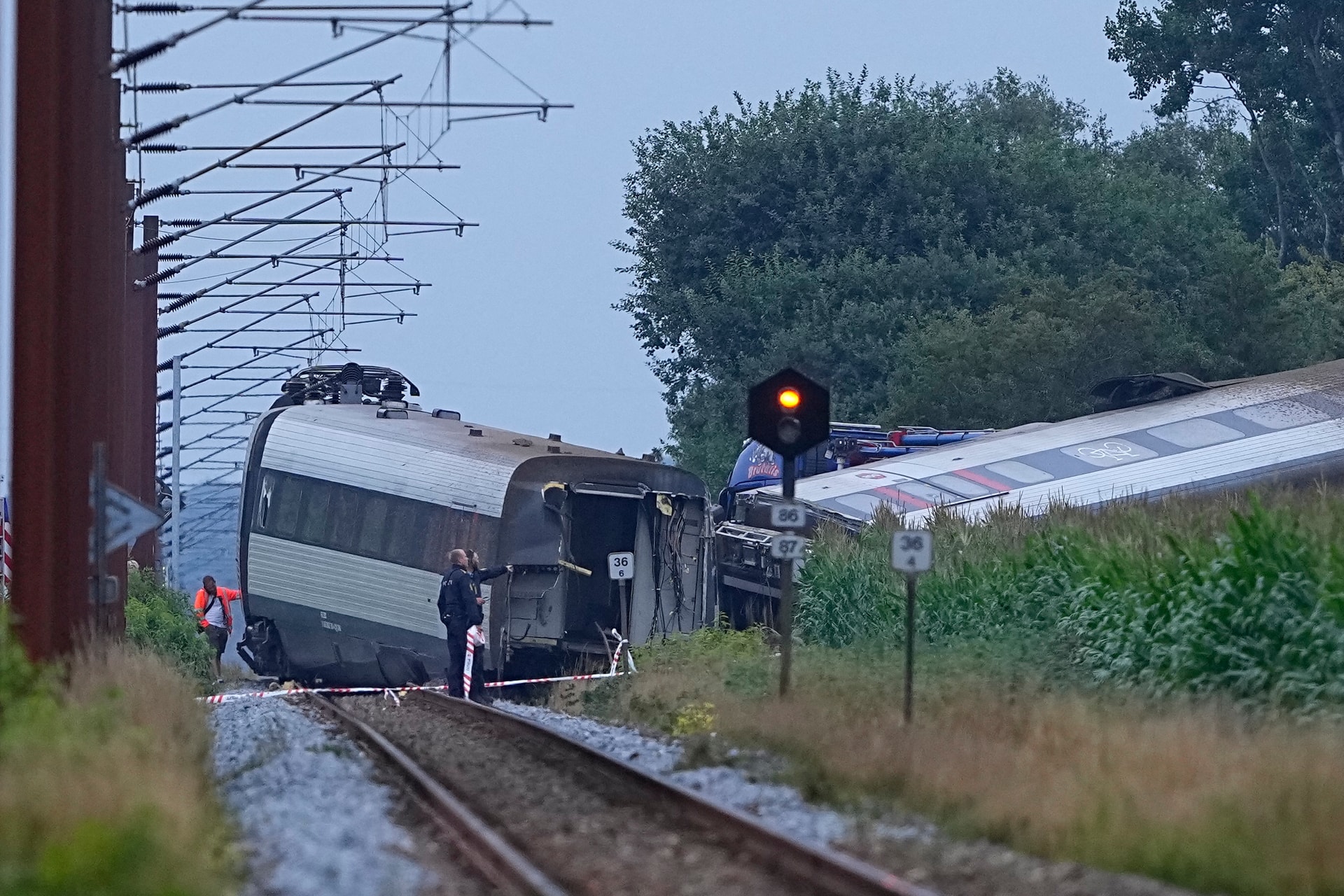 Vonattal ütközött egy mezőgazdasági jármű Dániában
