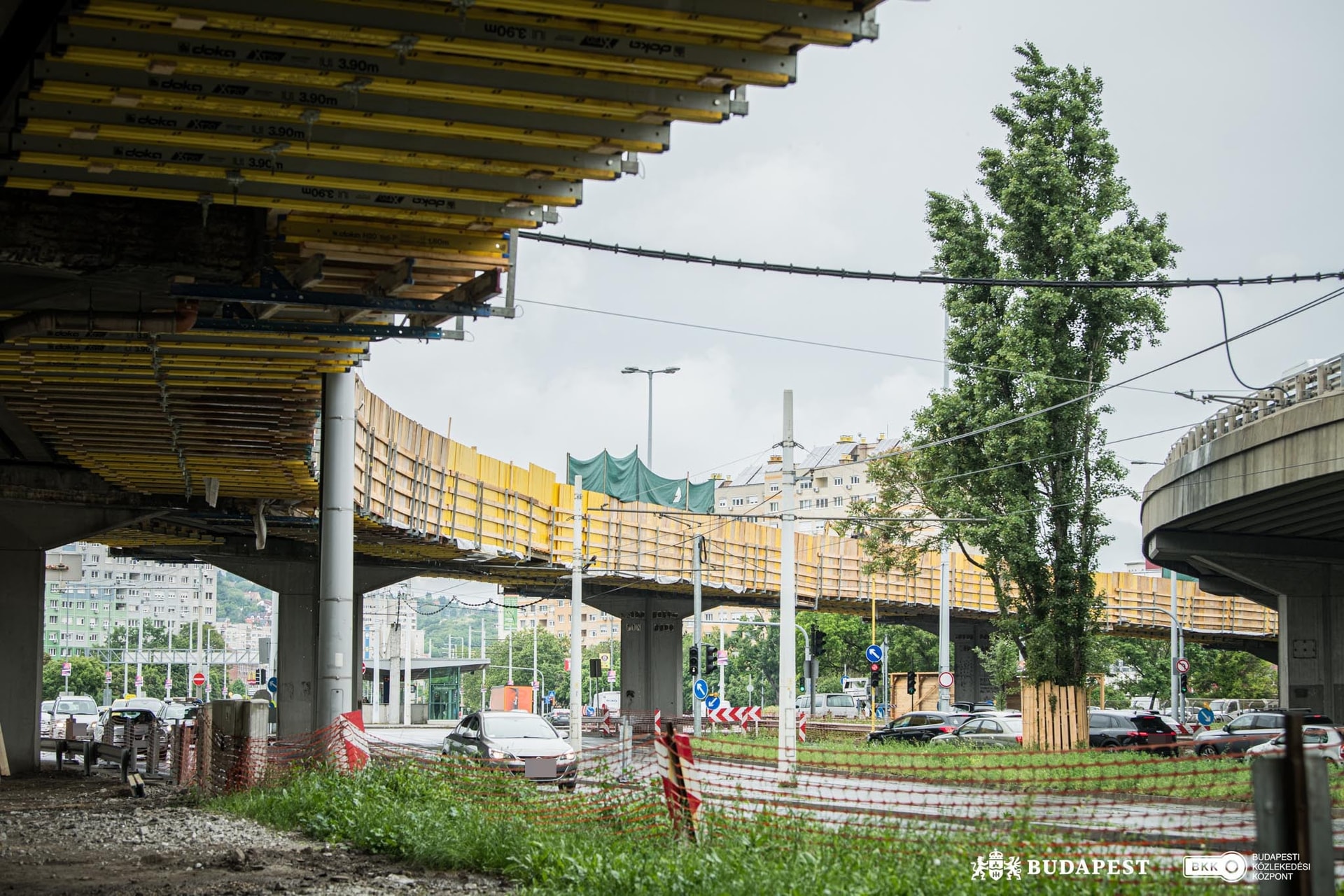 Az iskolakezdésre újraindulhat a forgalom a Flórián téri felüljáró északi hídján