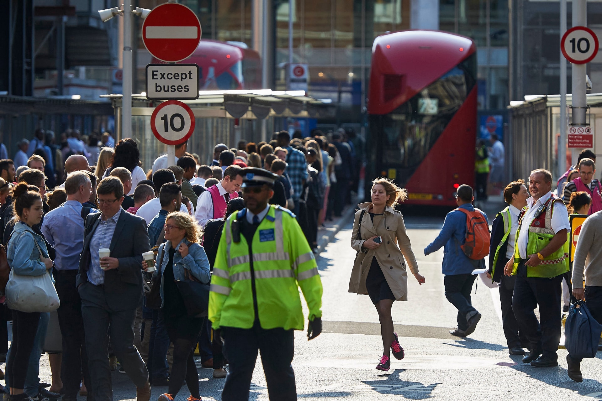 Elképesztő buszbaleset történt London belvárosában