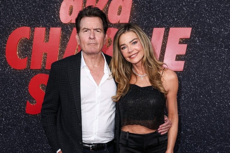 Így verte át Charlie Sheen az exfeleségét
