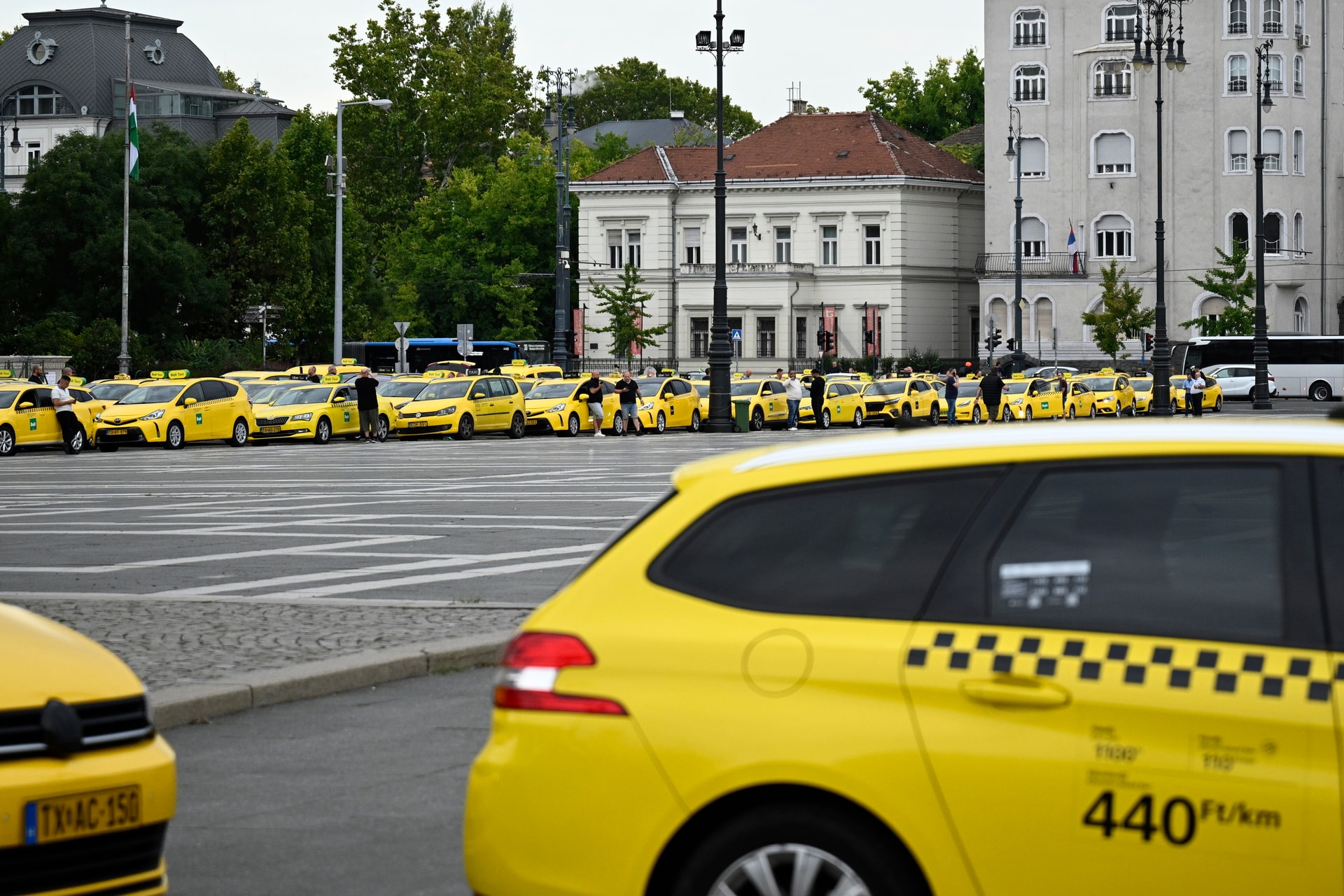 Taxis tüntetés a Városházánál és a Hősök terén
