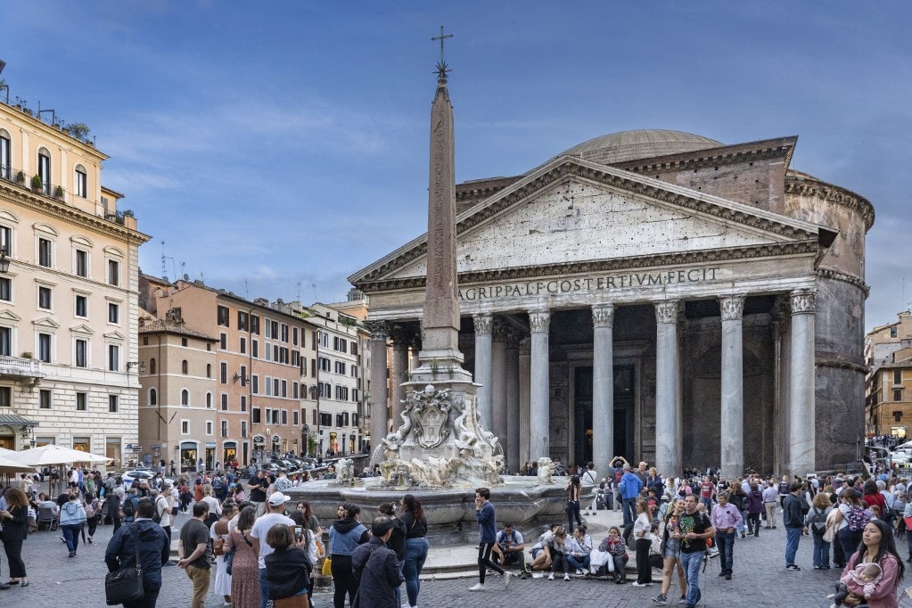 Turista zuhant le a Pantheon tetejéről