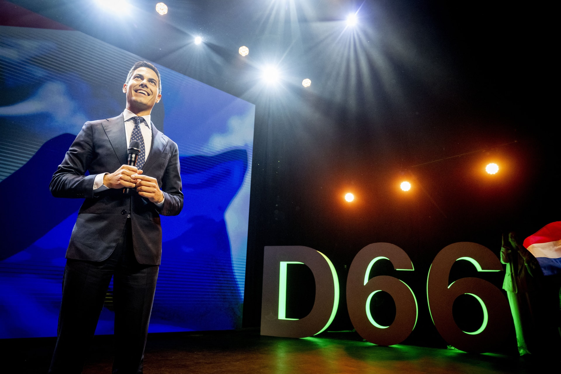 Történelmi győzelmet aratott a D66 a holland választáson
