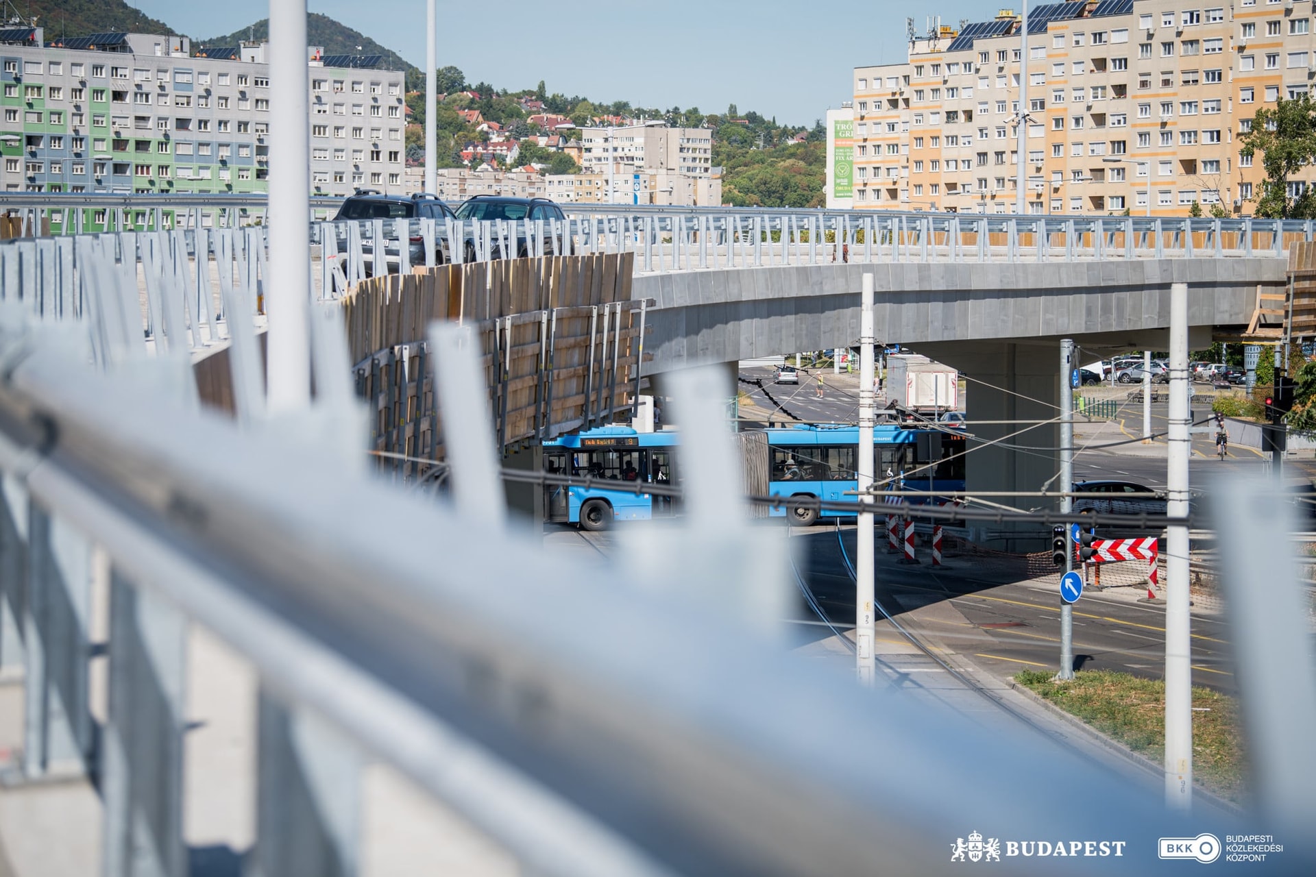 Bontással folytatódik a Flórián téri felüljárók felújítása