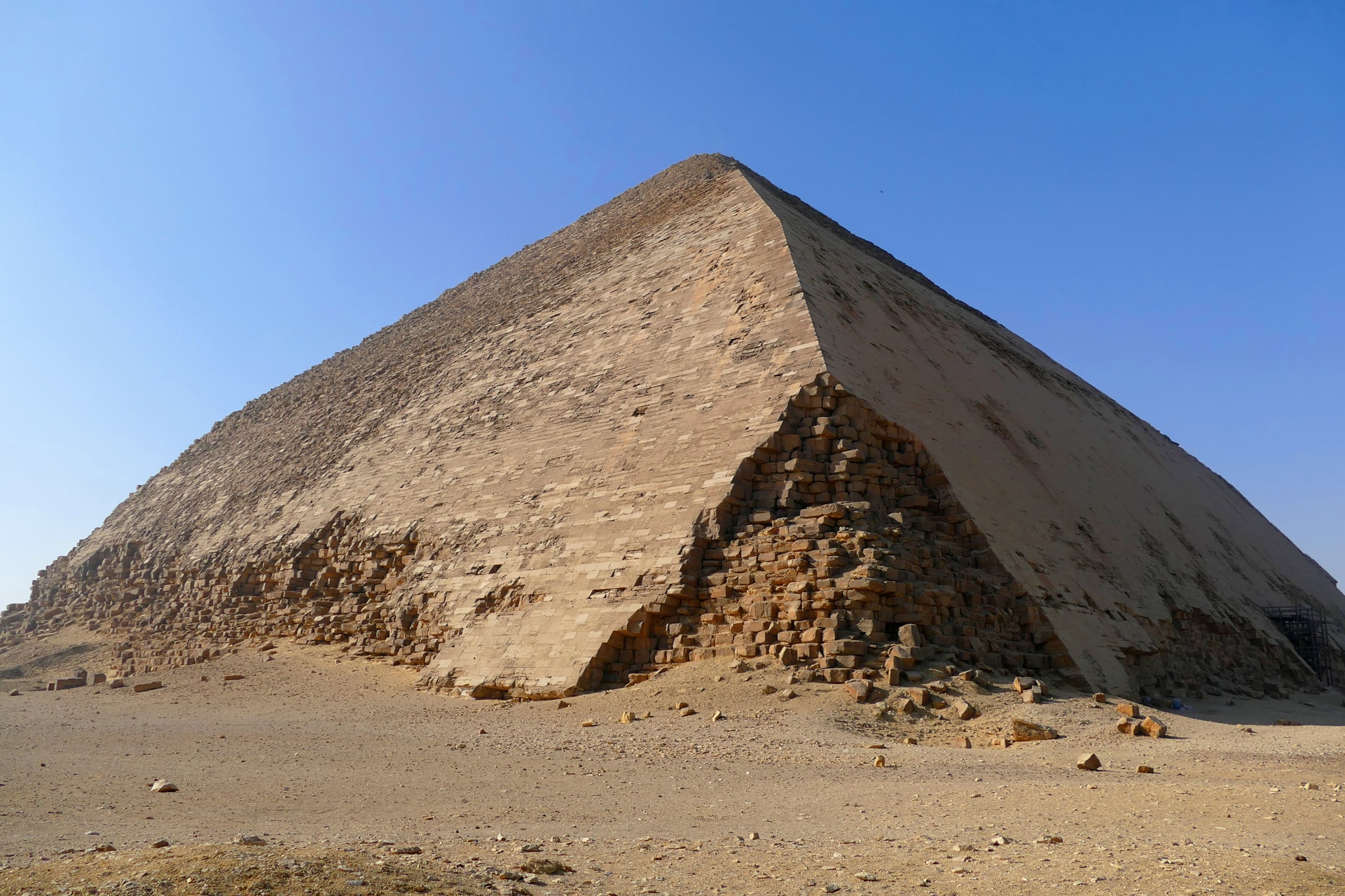 Egy turista beleesett egy egyiptomi piramisba