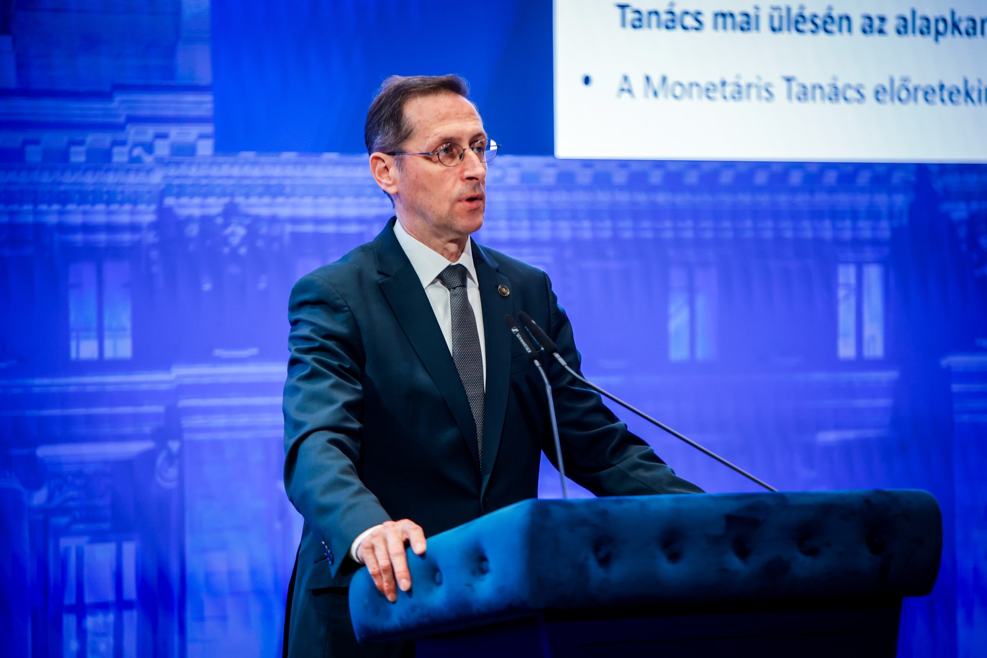 Marad az alapkamat
