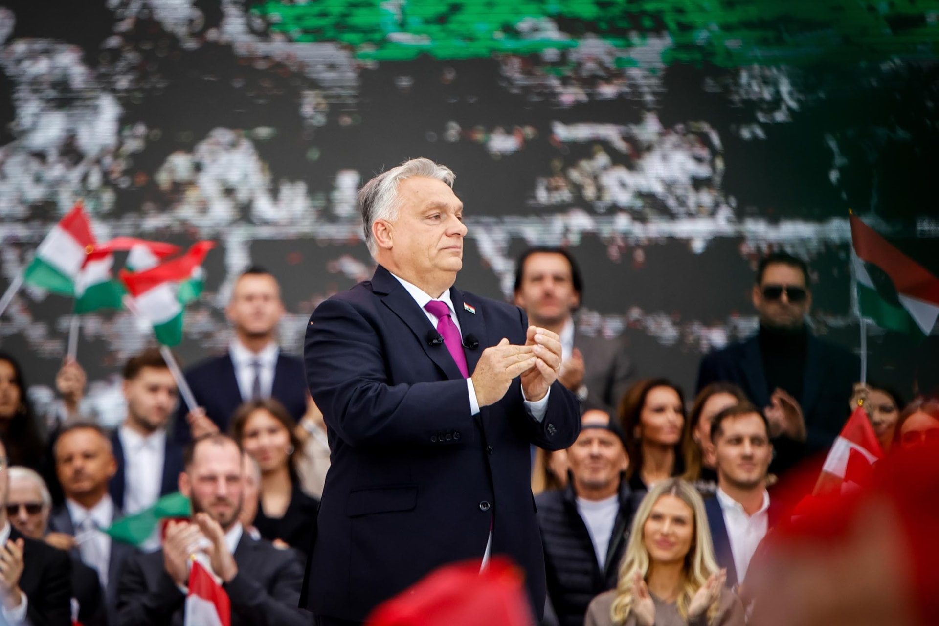 Orbán Viktor azt bizonyítja, hogy az európaiság nem jelenti a nemzeti identitás eltörlését