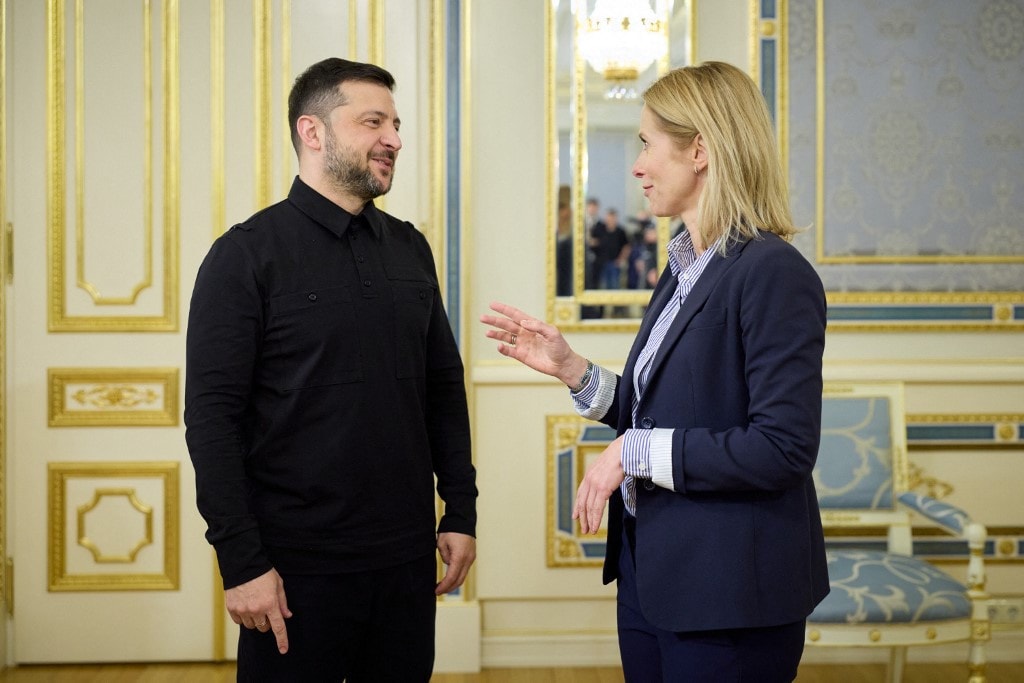 Huszonnyolc kontra kettő