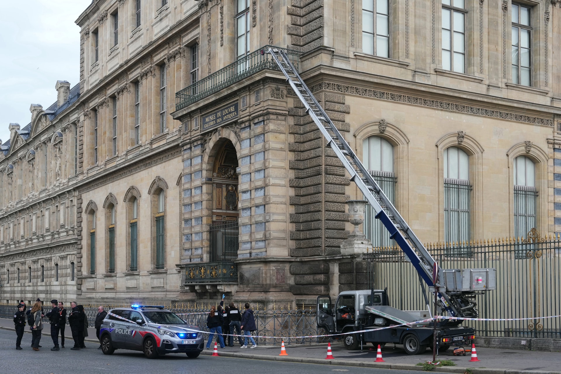 A Louvre-ban történt műkincslopás ügyében újabb letartóztatások történtek