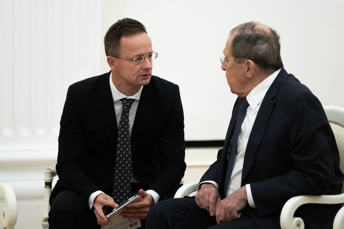 Sokat mondó pillanat Szijjártó Péter és Lavrov között
