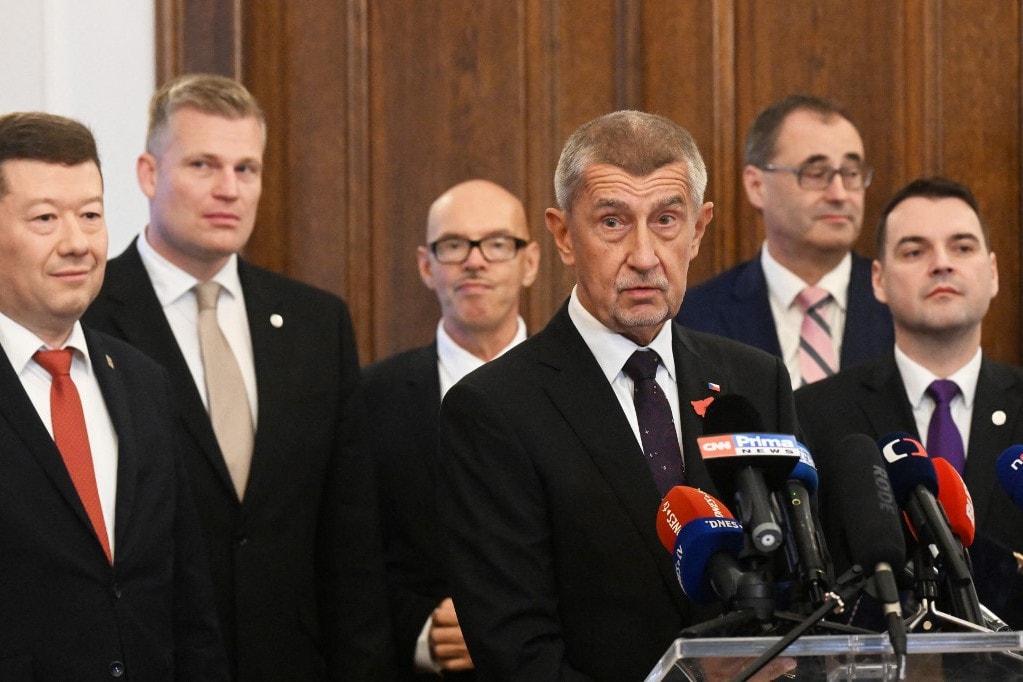 Kinevezte minisztereit a cseh államfő