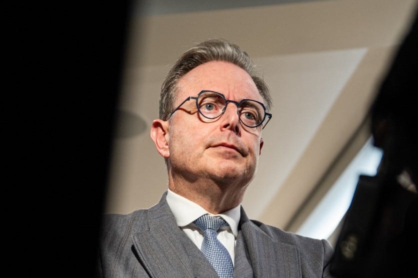 Össztűz alatt a belga miniszterelnök