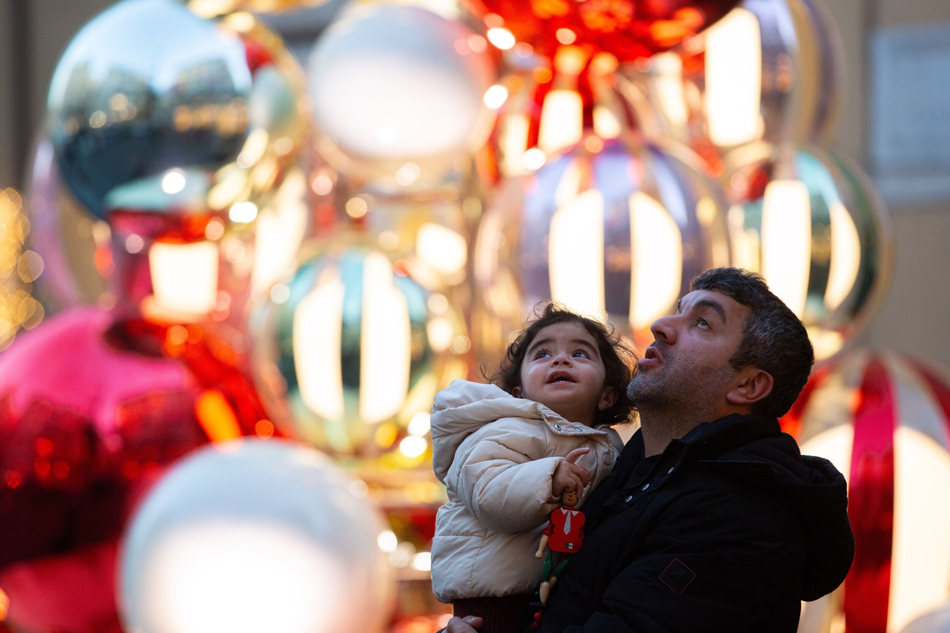 Karácsonyfa amit tésztával és luxus lufikkal díszitettek