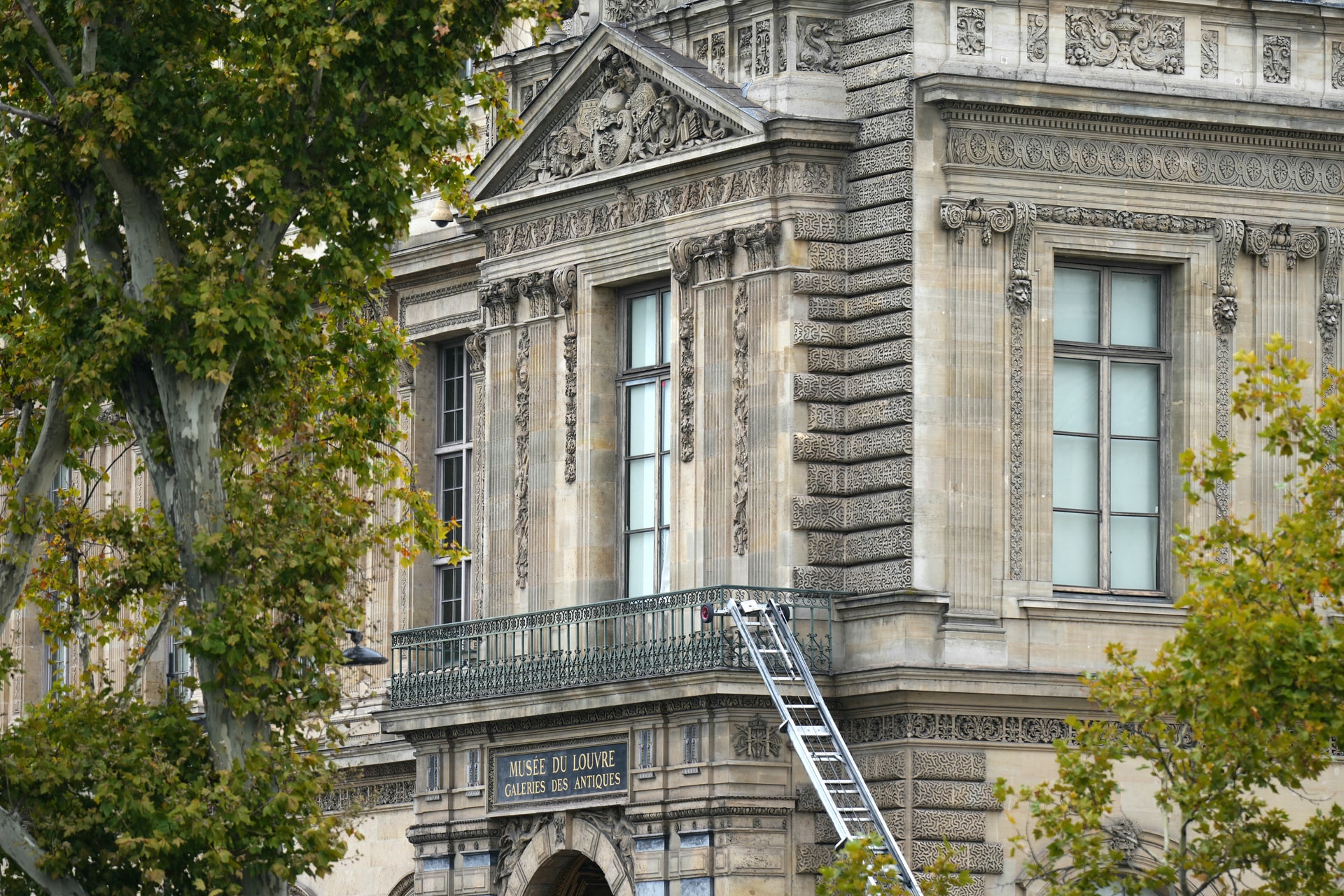 Egyedülálló felvételek a Louvre merész kirablásáról +VIDEÓ