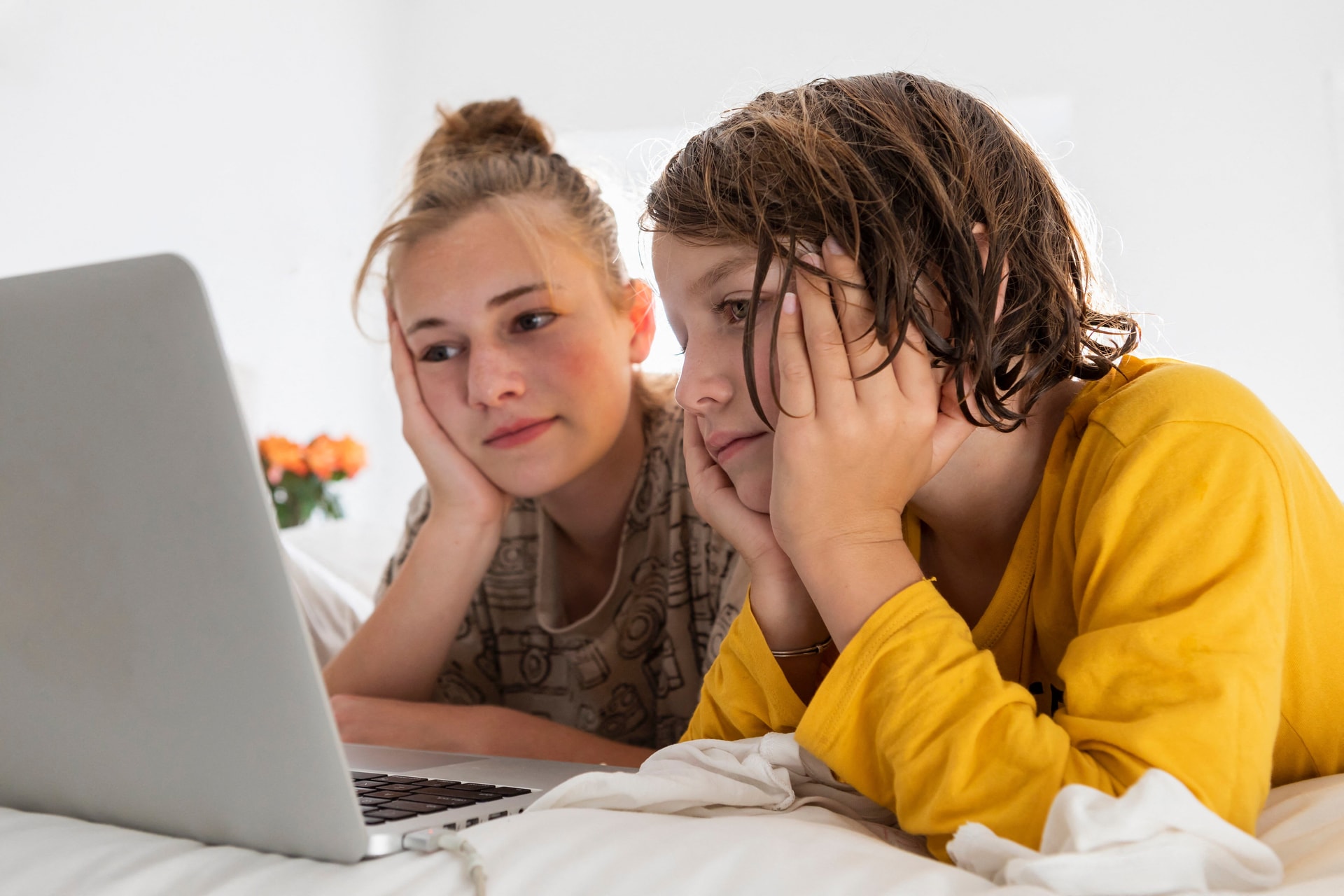Online térbe menekülnek a fiatalok
