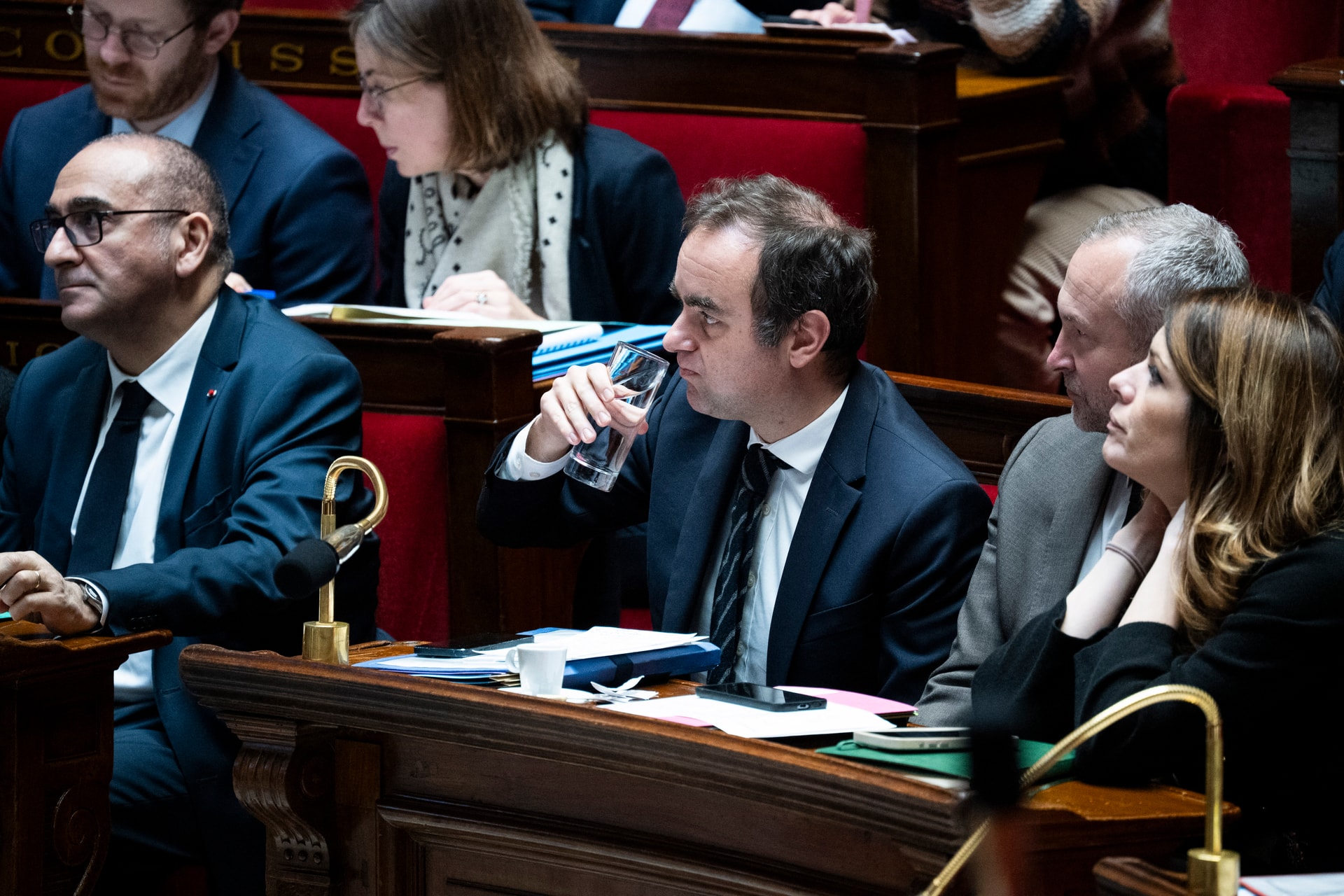 Elbuktak a francia kormány elleni bizalmatlansági indítványok