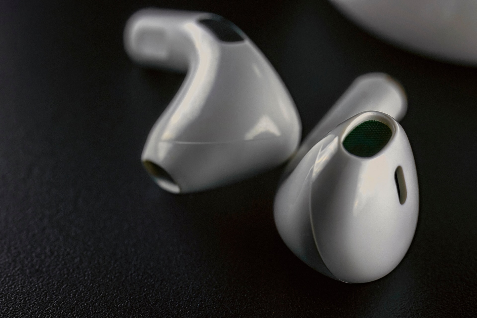 A dán titkosszolgálat figyelmeztetett az Apple fülhallgatók veszélyeire