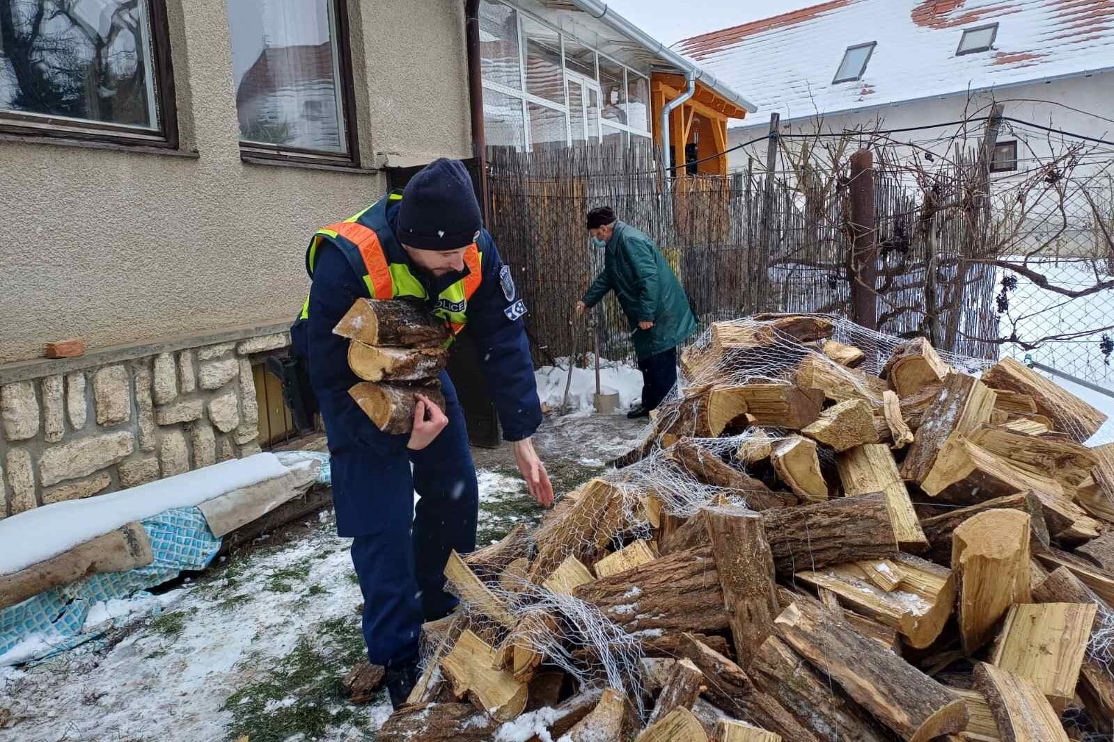 Tovább folyik a tűzifaosztás