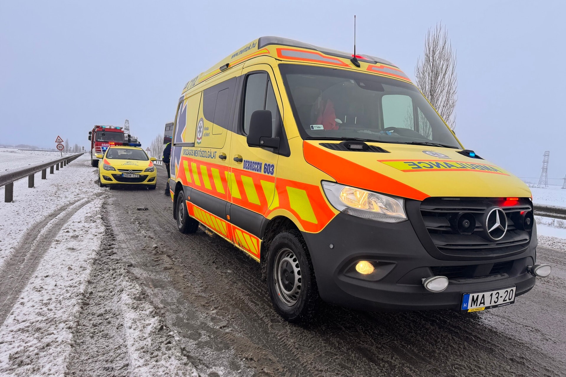 Négyen megsérültek a 85-ös főúton Peresztegnél történt balesetben
