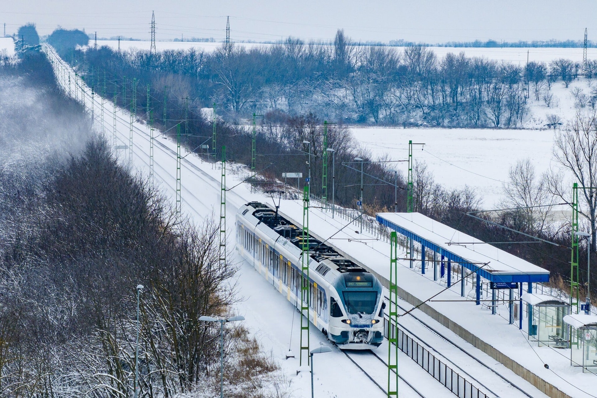 "A vasúton helyreáll a rend, a buszok még csúszásban, az utakat folyamatosan tisztítják"