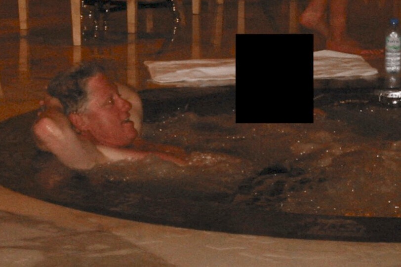 Bill Clinton az Epstein-aktákban: éjszakai fürdőzés, nyilvános fotók, levelek
