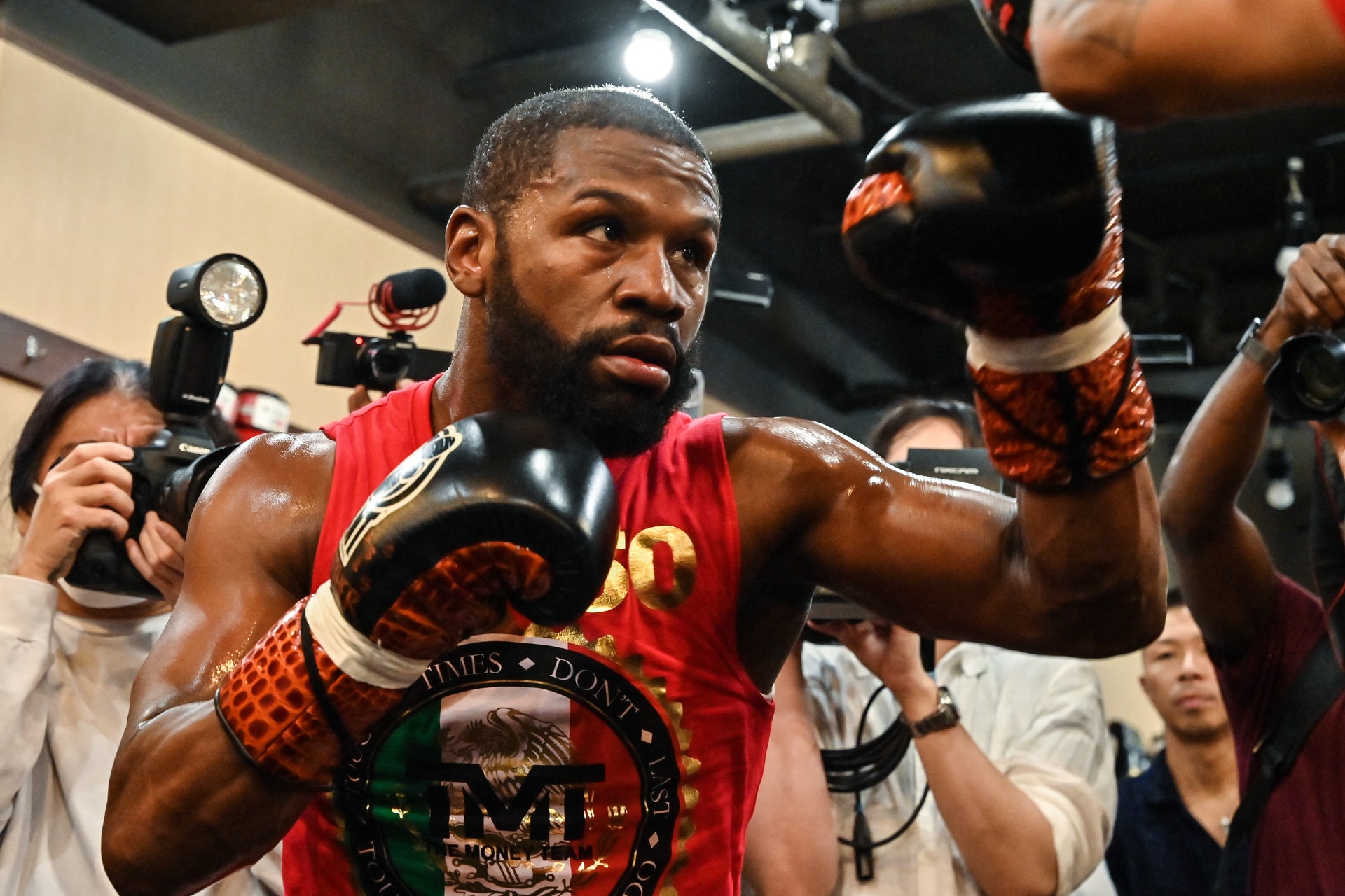 Floyd Mayweather hivatalosan is visszatér