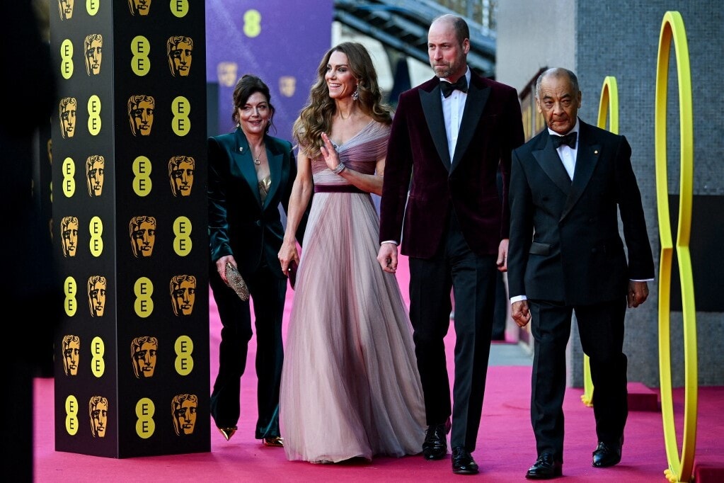 Vörös szőnyeg, aranyfény, királyi csend – ilyen volt a királyi család BAFTA-estje