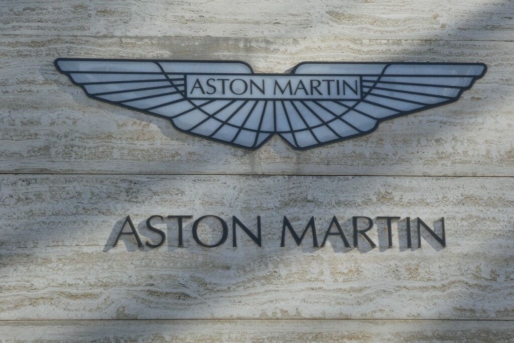 Rájár a rúd az Aston Martinra