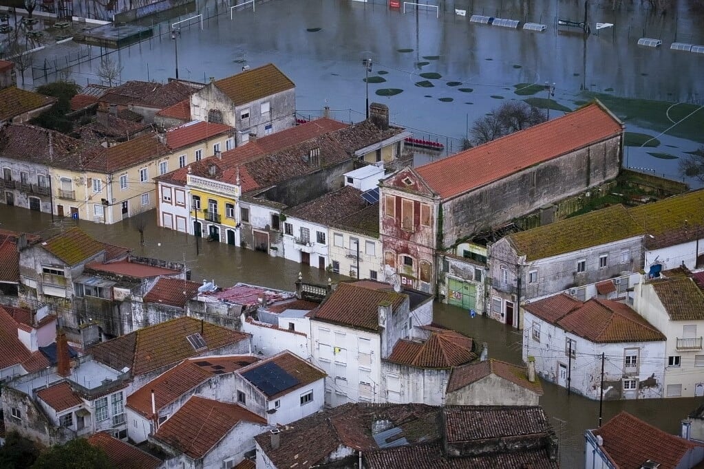 Ezreket kellett evakuálni Portugáliában az ítéletidő miatt