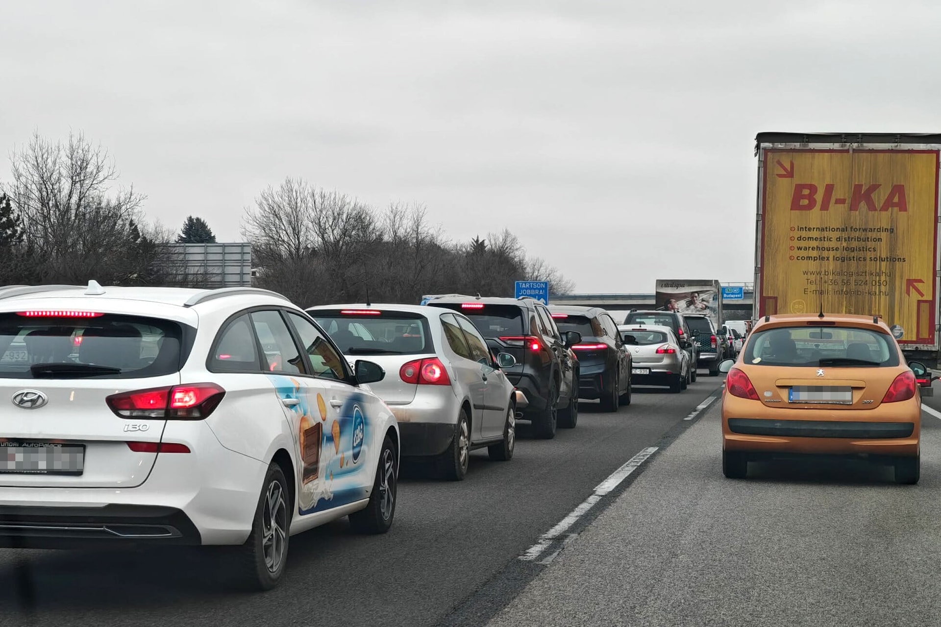 Baleset miatt jelentős a torlódás az M7-es autópályán a Balaton felé