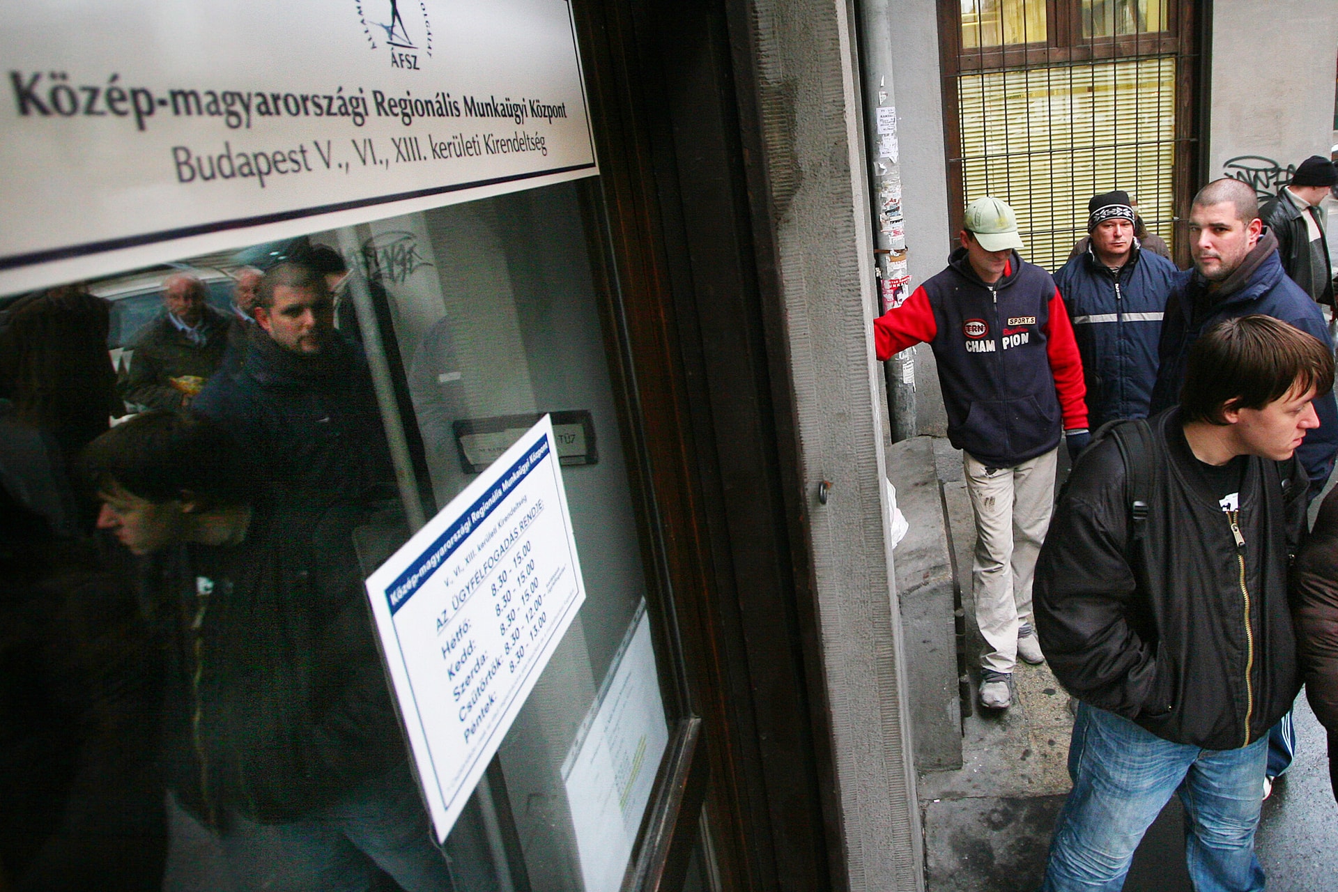 Hatezer fővel csökkent a regisztrált álláskeresők száma