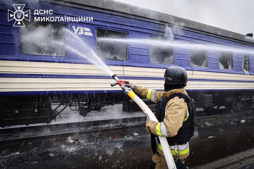Orosz drónok felgyújtják az ukrán személyvonatot + VIDEÓ