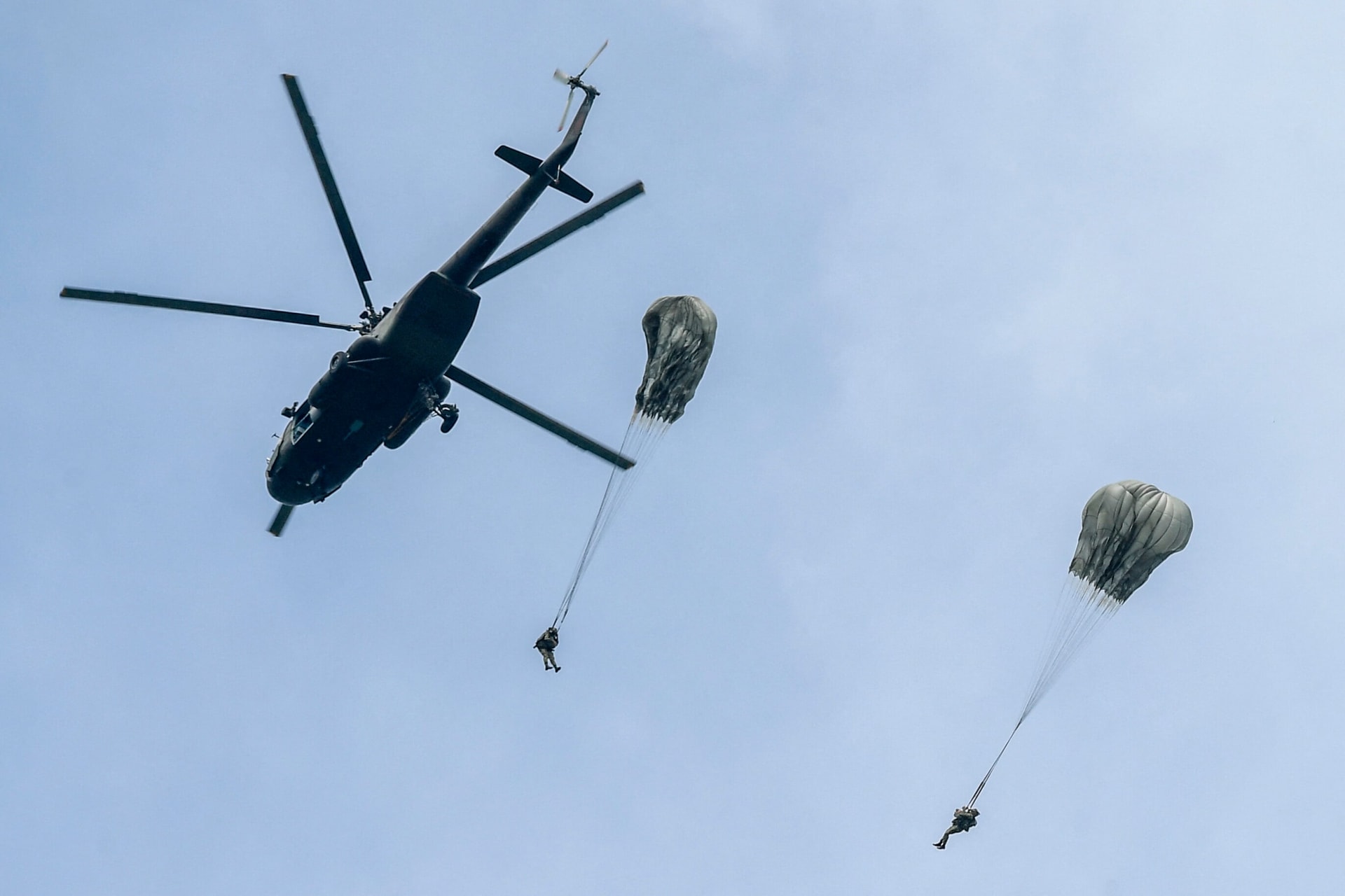 A Pentagon 3000 elit ejtőernyőst vezényel Irán felé