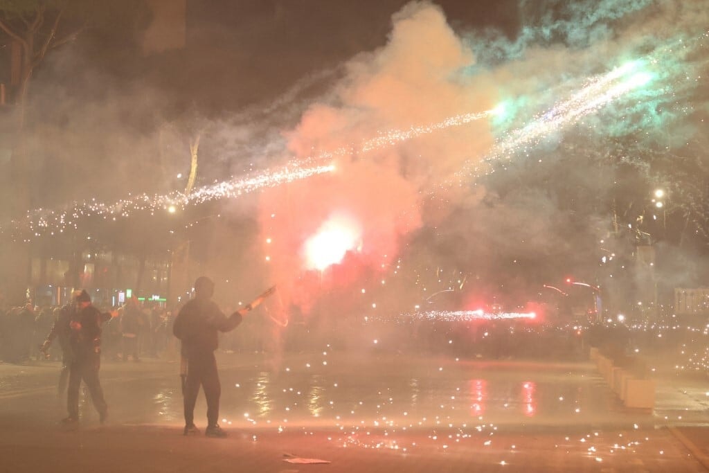 Káosz Tirana utcáin: Molotov-koktélok repülnek + VIDEÓ
