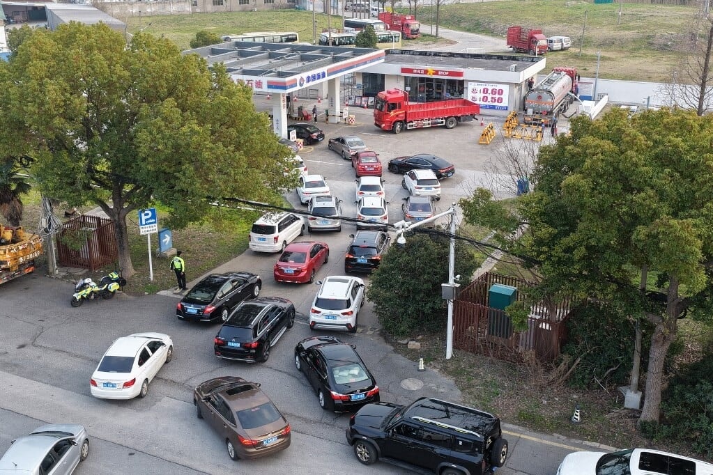 Kína ideiglenes intézkedésekkel mérsékli az üzemanyagárak emelkedését