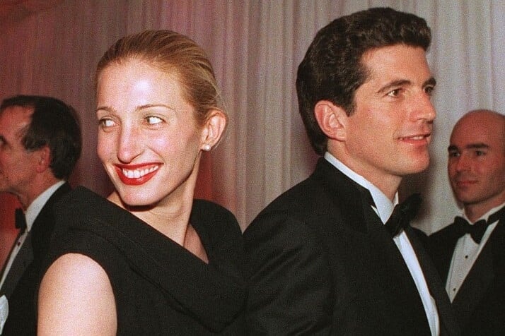 Kiderült Carolyn Bessette ikonikus holmijainak sorsa