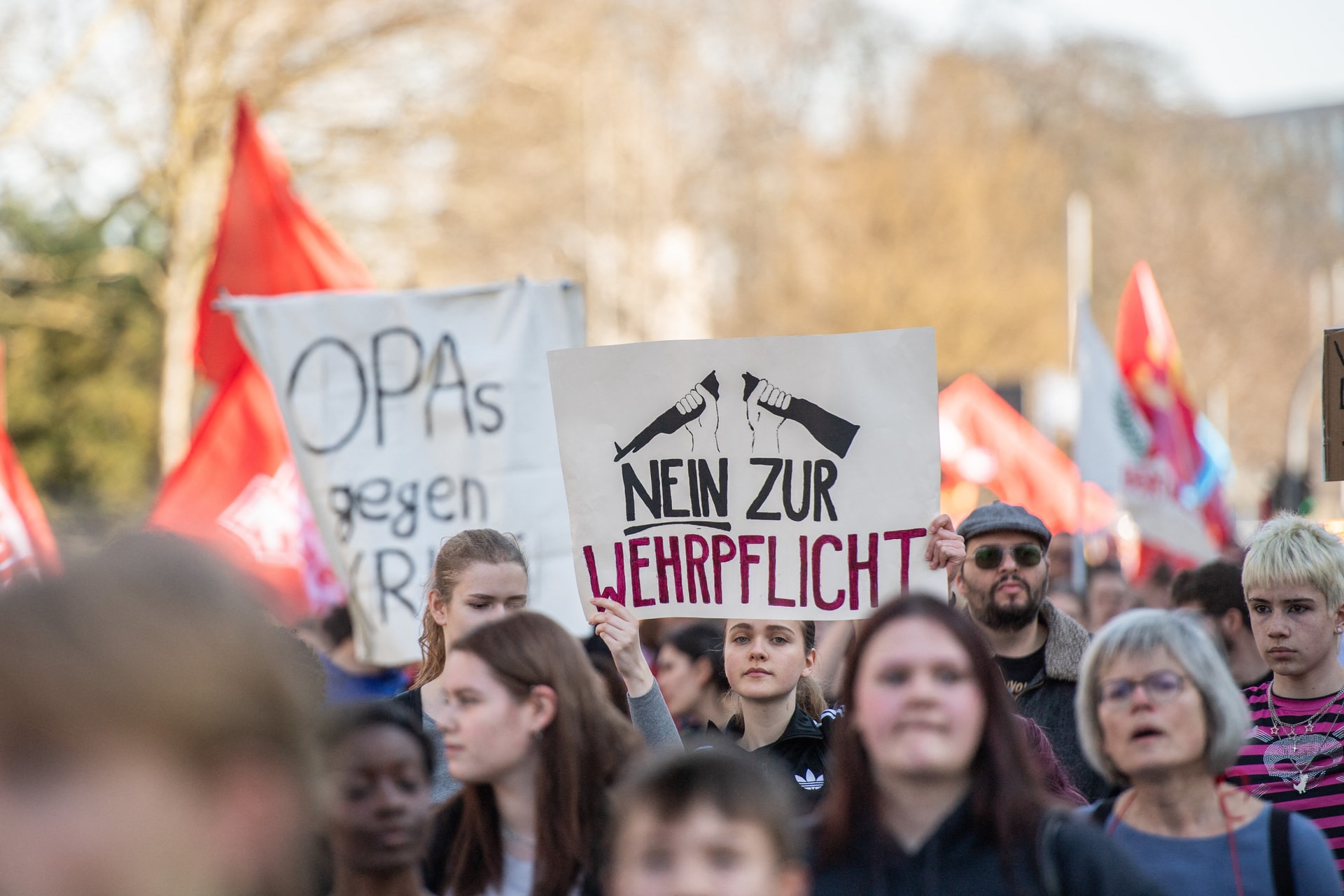 Németországban diákok ezrei tüntettek az új sorkatonai szolgálat ellen